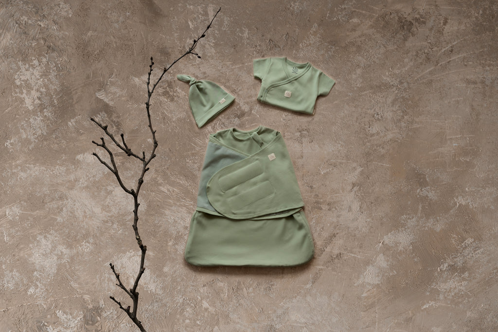 Yenidoğan Kundak Seti – QUNDAQ Kalça Dostu Adaçayı Yeşil (Sage Green)