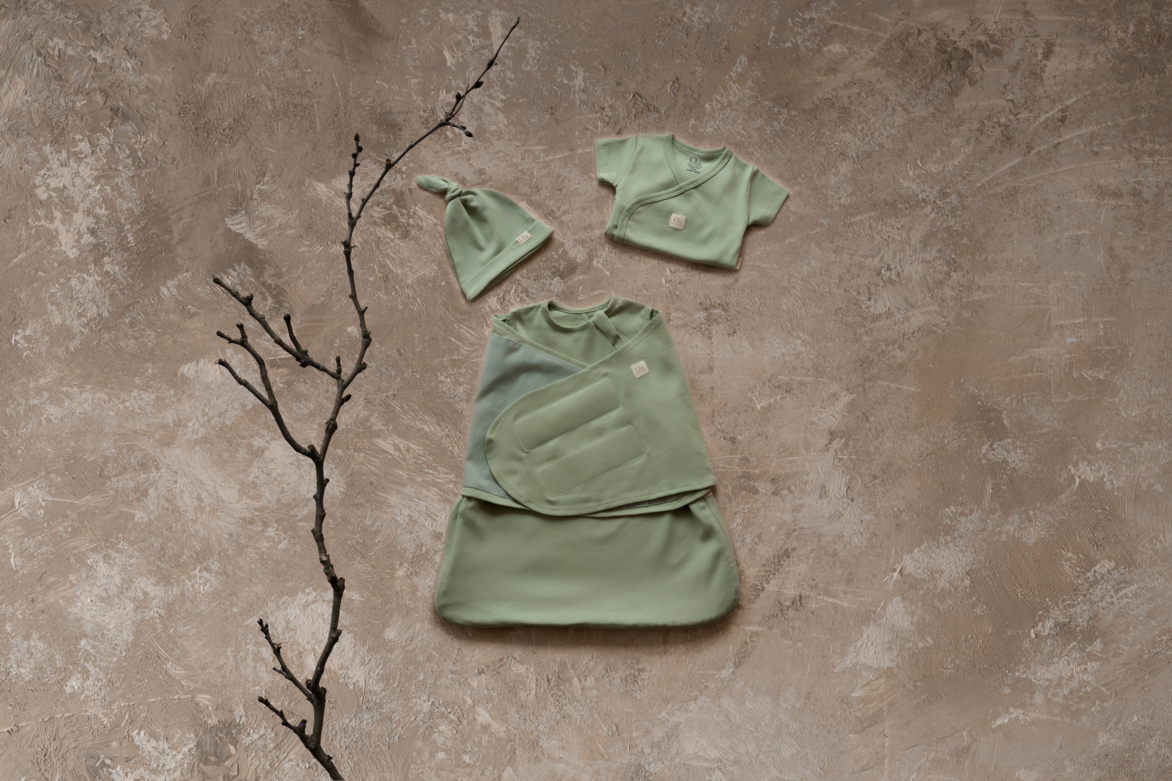 Yenidoğan Kundak Seti – QUNDAQ Kalça Dostu Adaçayı Yeşil (Sage Green)